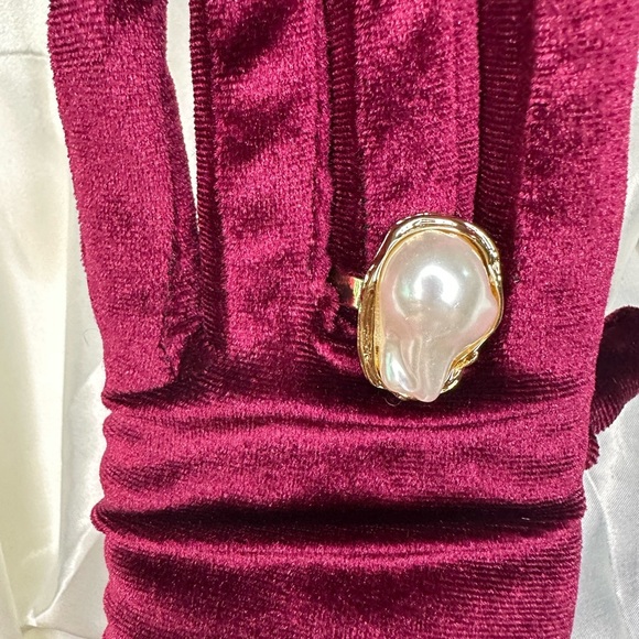 Zara Gold and White Ring with Timeless Elegance - Picture 6 of 9